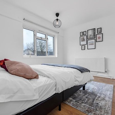 Stylish Excel 3 Bedroom Flat Лондон Экстерьер фото