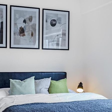 Stylish Excel 3 Bedroom Flat Лондон Экстерьер фото