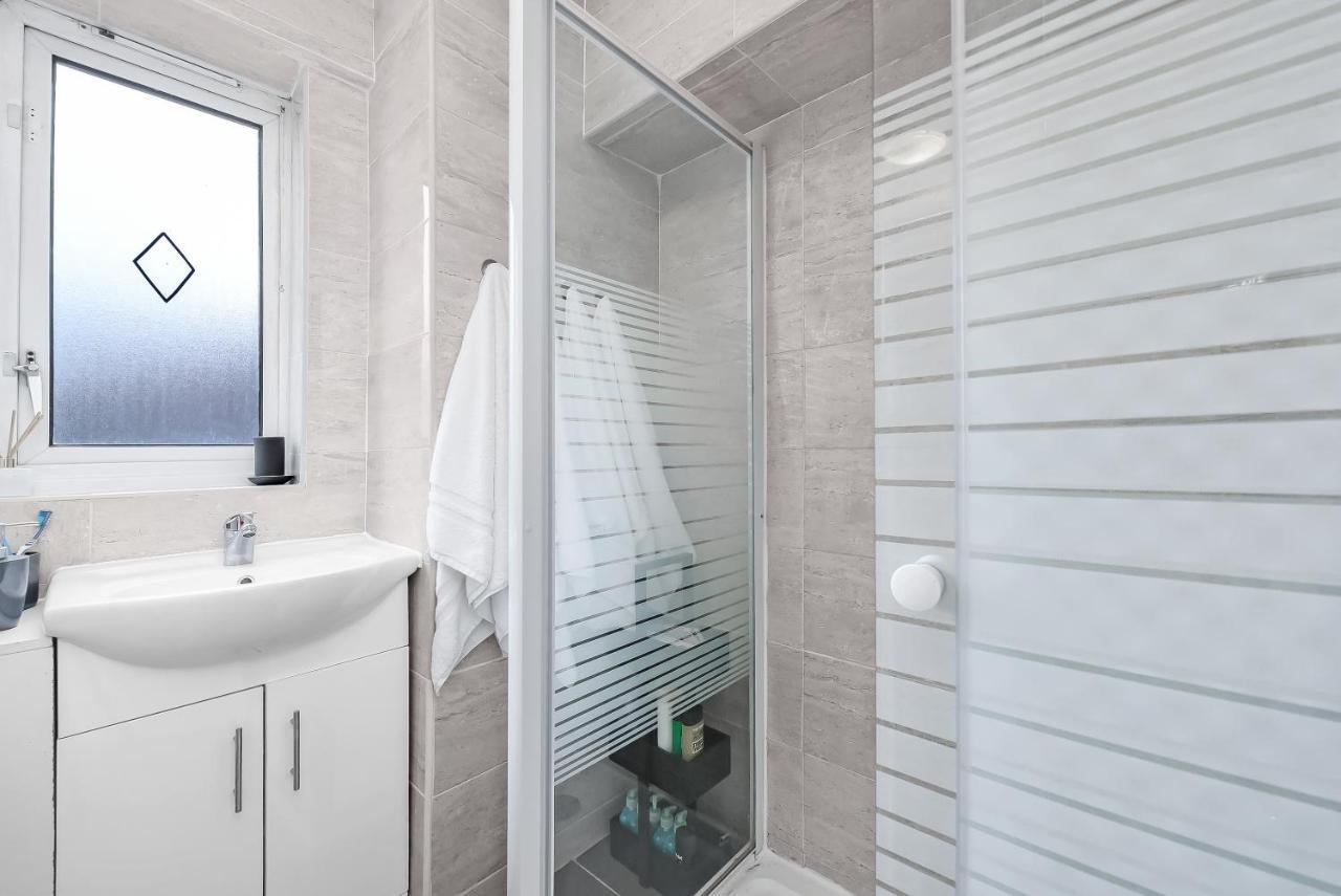 Stylish Excel 3 Bedroom Flat Лондон Экстерьер фото