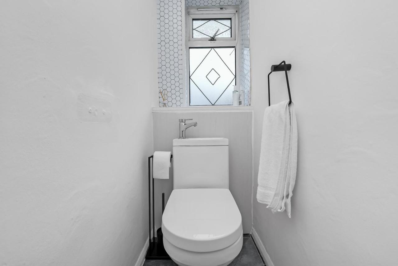 Stylish Excel 3 Bedroom Flat Лондон Экстерьер фото