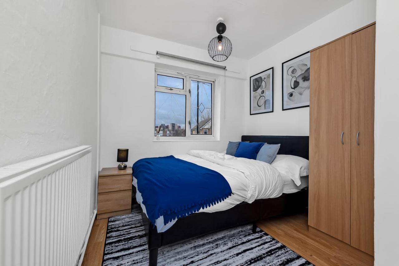 Stylish Excel 3 Bedroom Flat Лондон Экстерьер фото